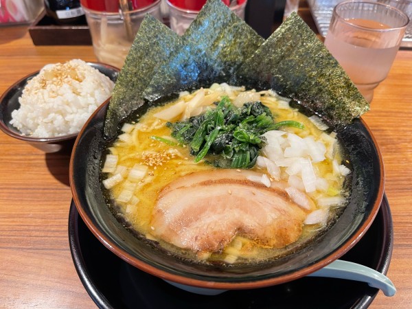 「家系ラーメン醤油➕無料ライス2杯」@横浜家系ラーメン 壱角家 上尾店の写真