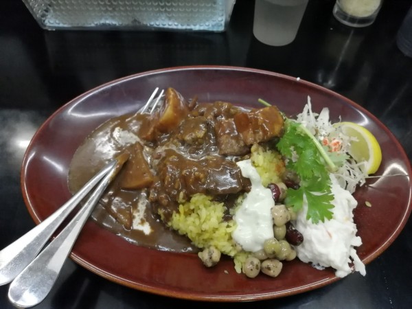 「黒い肉カレー　中盛り　　990円」@カレーは飲み物。 ニュー新橋ビル店の写真