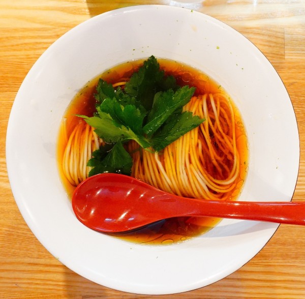 「（梅）かけそば 醤油＋具材の盛り合わせ＋ハートランド」@自家製麺 くろ松の写真