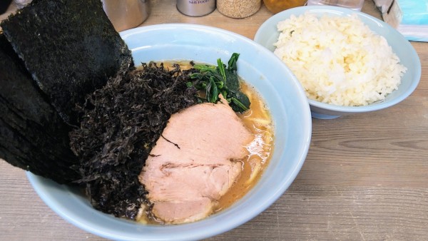 「ラーメン(味濃いめ･麺硬め)+海苔･バラ海苔･ライス大」@横浜らーめん 渡来武の写真