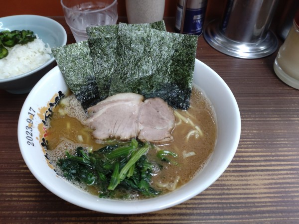 「ラーメンかため多め」@横浜家系らーめん 武蔵家 川口店の写真