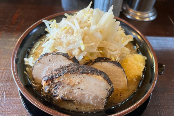 「塩ラーメン 小 +ぶた+ヤサイ250g +ニンニク増し+アブラ増」@麺や豚髭の写真
