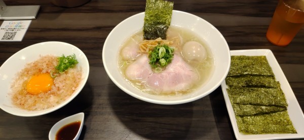 「淡麗豚骨特製塩らーめん、地養卵の卵かけご飯」@淡麗豚骨 TSUCHINOTOMIの写真