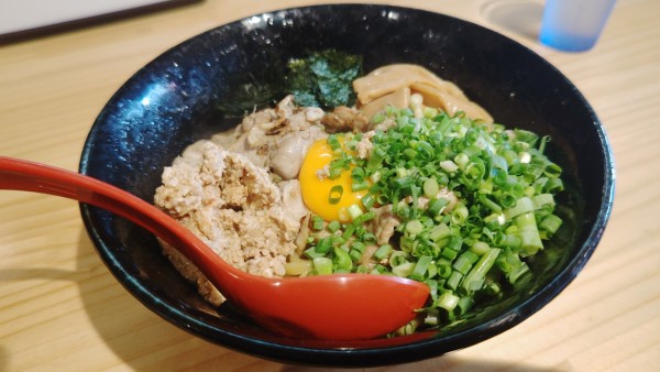 「鴨チャーシューたっぷり！ねぎだく油そば１０００円」@ハイデン.コッコFACTORYサマンサ・タマサ 師岡町店の写真