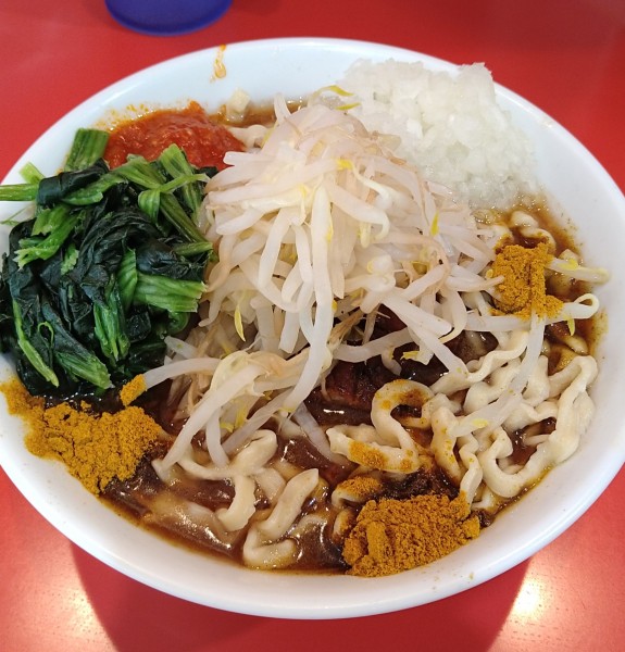 「らーめんミニ+カレー粉✖3､玉ねぎ､ほうれん草､アレ=🍅」@麺屋 桐龍 久喜店の写真