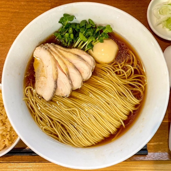 「岩手ほろほろ鳥だしのしょうゆラーメン ¥1,300」@ラーメン ル・デッサンの写真