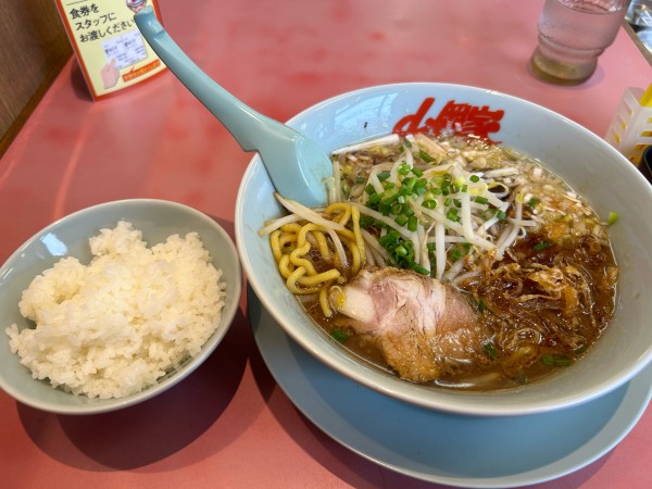 「【期間限定】焦がし醤油ラーメン半ライスセット1000円」@ラーメン山岡家 水戸城南店の写真