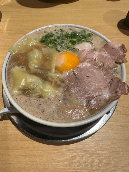 「月見ワンタンメン」@三代目 博多 だるま アクアシティお台場店の写真