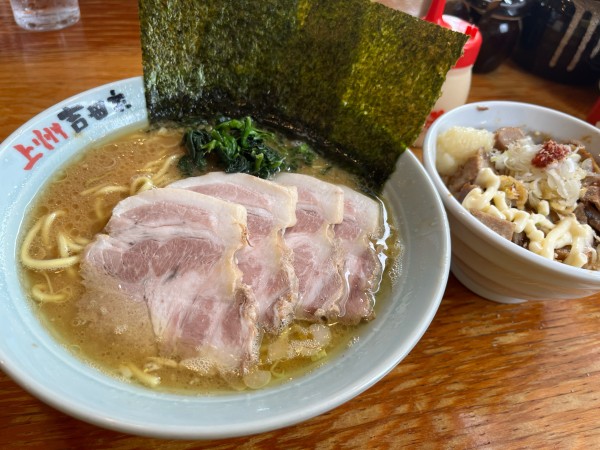 「チャーシューめん ¥1,250 炙りチャーシュー飯 ¥400」@横浜らーめん 吉田家の写真