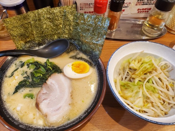 「醤油ラーメン＋キャベもや」@金沢家の写真