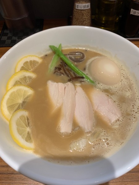 「特製濃厚洞窟ラーメン（麺半分）」@鶏白湯 洞窟の写真
