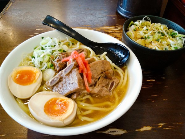 「限定/温かい肉沖縄そば+中盛り+ネギめし」@ラーメン 大山家 昭島店の写真