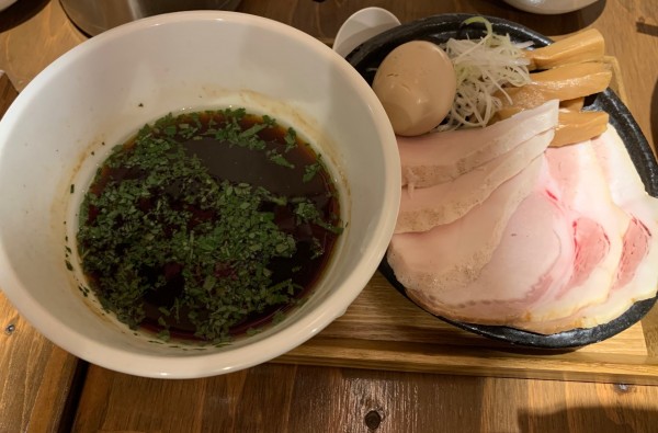 「つけ麺醤油（大葉油）+特製トッピング」@麺屋鈴春の写真