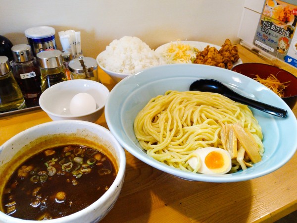 「9月限定/牛すじカレーつけめん+辛ネギ+生たまご+唐揚げ　他」@優勝軒 狭山店の写真