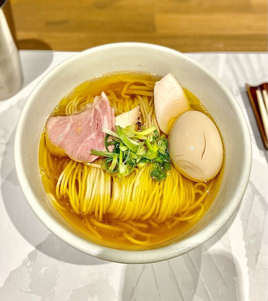 「純鶏出汁白醤油そば+味玉」@中華そば とちの葉の写真