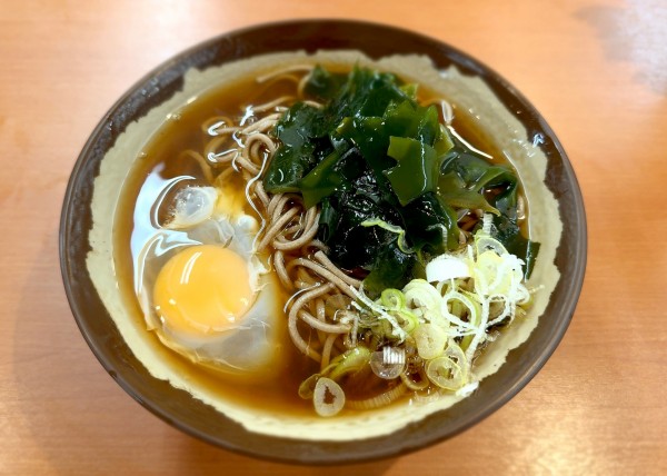 「わかめそば(400円)+玉子(80円)」@亀有そばの写真