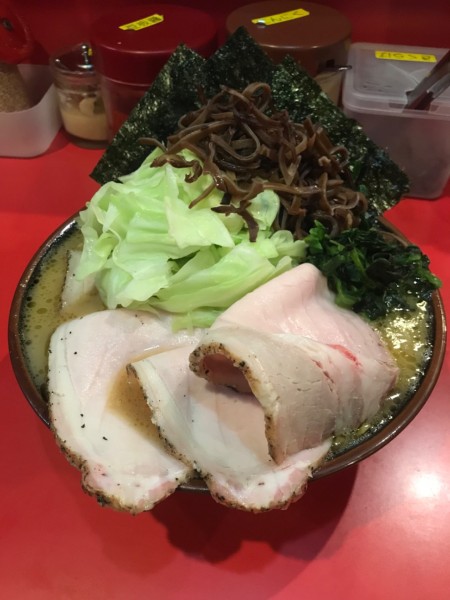 「チャーシューメン 900円＋キャベツ 100円」@どんとこい家の写真