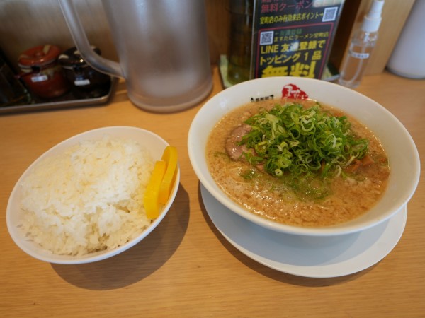 「ラーメン 並 麺30秒硬め＋脂多め＋セルフ辛目＋セルフ辛いの」@京都銀閣寺 ますたにラーメン 室町店の写真