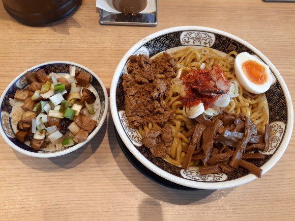 「煮干し油そば、400、ミニチャーシュー丼」@どうけん 新百合ヶ丘マプレ店の写真