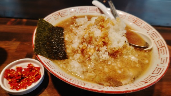 「こってり醤油ラーメン&激辛とうがらし＋玉ねぎ増し８５０円」@中華そば専門店 びんびん亭 瑞穂店の写真