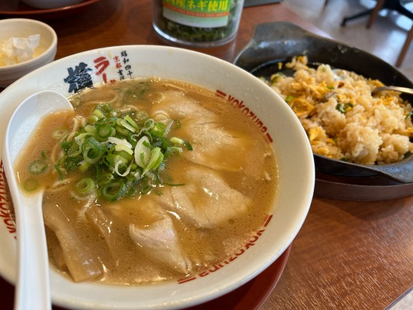「ラーメン750円＋鉄板チャーハンセット330円」@ラーメン横綱 千葉ニュータウン店の写真