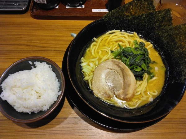 「醤油ラーメン760円(壱角家の日で580円)ご飯無料」@横浜家系ラーメン 壱角家 柏東口店の写真