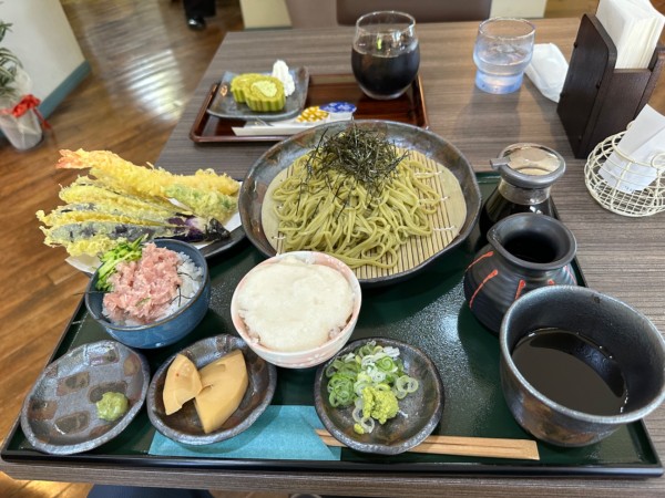 「九頭龍セット（そば＋ミニ丼＋小鉢＋甘味＋飲物）2,000円」@森の蕎麦かふぇ 九頭龍の写真
