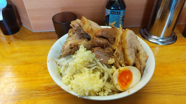 「小麺少なめ豚ダブル、ヤサイニンニクマシマシカラメ」@ラーメン二郎 立川店の写真