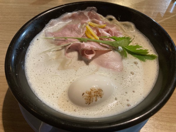 「牡蠣白湯・特製トッピング鶏チャーシュー+レアチャーシュー+味玉」@麺双 架論の写真