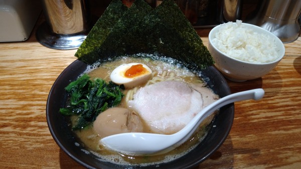 「ラーメン、半ライス」@Neo家系らーめん實家 本厚木店の写真