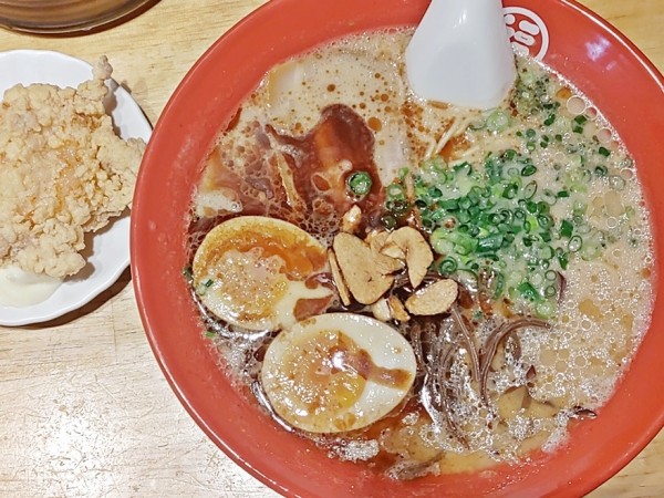 「黒マー油ラーメン＋味玉子＋唐揚げ」@豚骨らーめん 福の軒 秋葉原店の写真