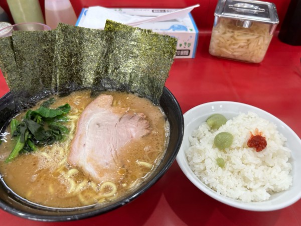 「ラーメン800円、小ライス120円、海苔100円」@杉田家 千葉祐光店の写真
