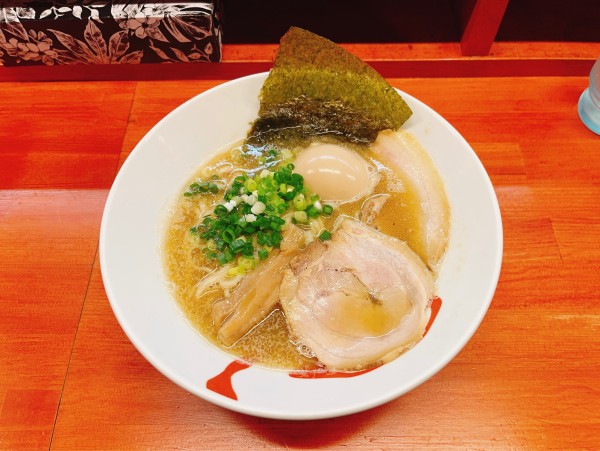 「和風とんこつらーめん+味玉」@らーめん・油そば 笑びすの写真