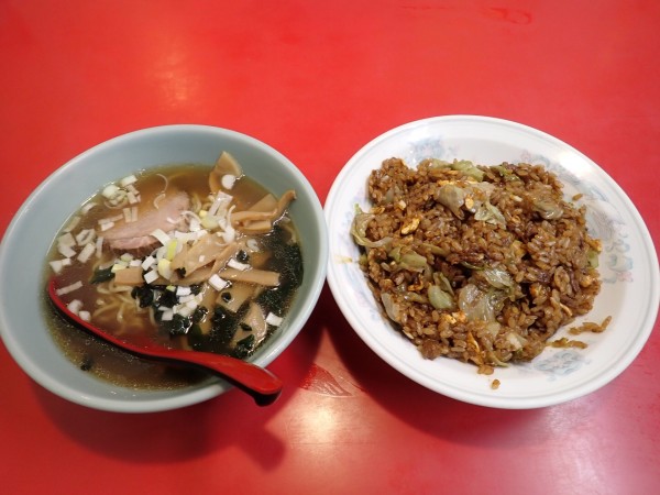 「（夜限定定食）牛肉レタス炒飯+半ラーメン(980円)」@海華 松戸店の写真