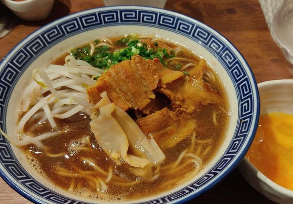 「徳島ラーメン　生卵」@徳島ラーメン はるまの写真