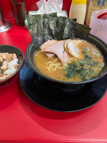「ラーメン850円、チャーシューまぶし100円、バラ1枚50円」@IEKEI_TOKYO 王道家直系の写真