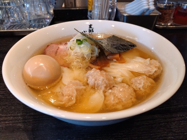 「ワンタンメン 塩＋味付け玉子」@支那ソバ 小むろの写真