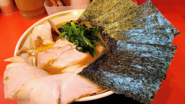 「燻製チャーシュー麺(味濃いめ・麺硬め)+海苔」@家系ラーメン 裏大輝家 青物横丁店の写真