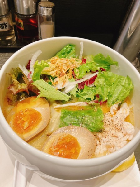 「満足度高い新宿ラーメン」@鶏白湯ラーメン 自由が丘蔭山 新宿東宝ビル店の写真