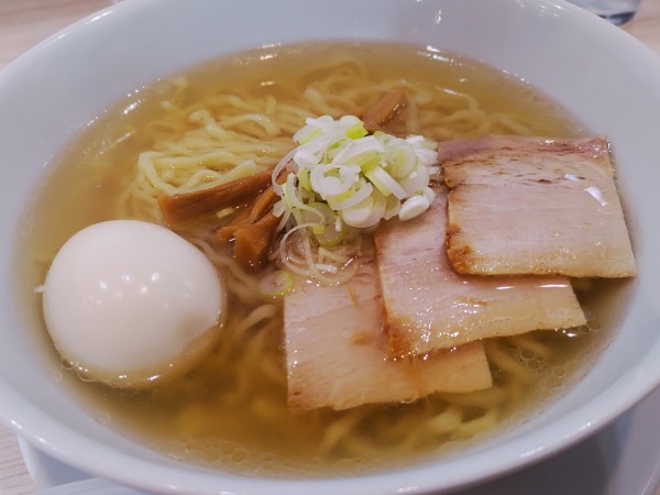 「会津山塩らぁ麺（中太麺）味玉」@うえんで 喜多方店の写真