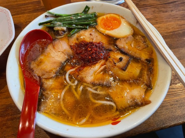 「焼豚ラーメン（半辛）」@焼豚ラーメン 三條 葛飾店の写真