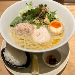 こだわりの麺の鶏白湯塩そば930円