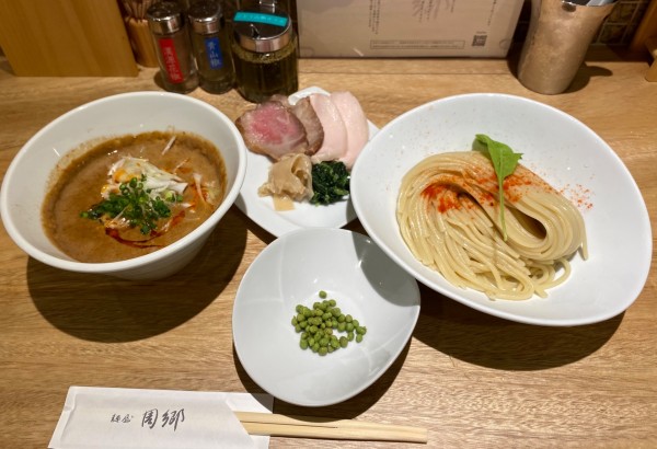 「赤つけ麺¥1100&ぶどう山椒の実¥150」@麺屋 周郷 神田店の写真