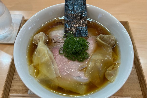 「わんたん入りしょうゆチャーシュー麺」@飯田商店 湯河原本店の写真