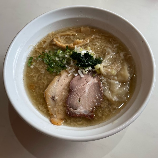 「背脂煮干しラーメン塩+ワンタン  ￥900+￥200」@はりけんラーメンの写真
