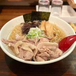 豚塩ラーメン¥780、豚チャーシュー¥220