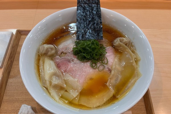 「わんたん入りしょうゆチャーシュー麺」@飯田商店 湯河原本店の写真