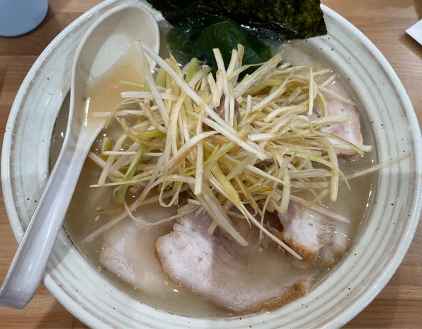 「ねぎチャーシュー麺　塩変更」@ラーメン心心の写真