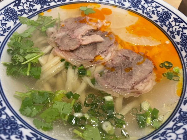 「蘭州牛肉麺・パクチーたくさん890円」@牛大碗の写真