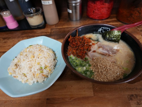 「博多ラーメン 粉落とし＋セット炒飯」@博多ラーメン長浜や 上野店の写真